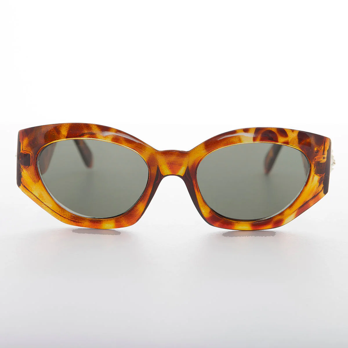Women's Fashion Cat Eye Sunglass with Gold Emblem - Diva - Image 4